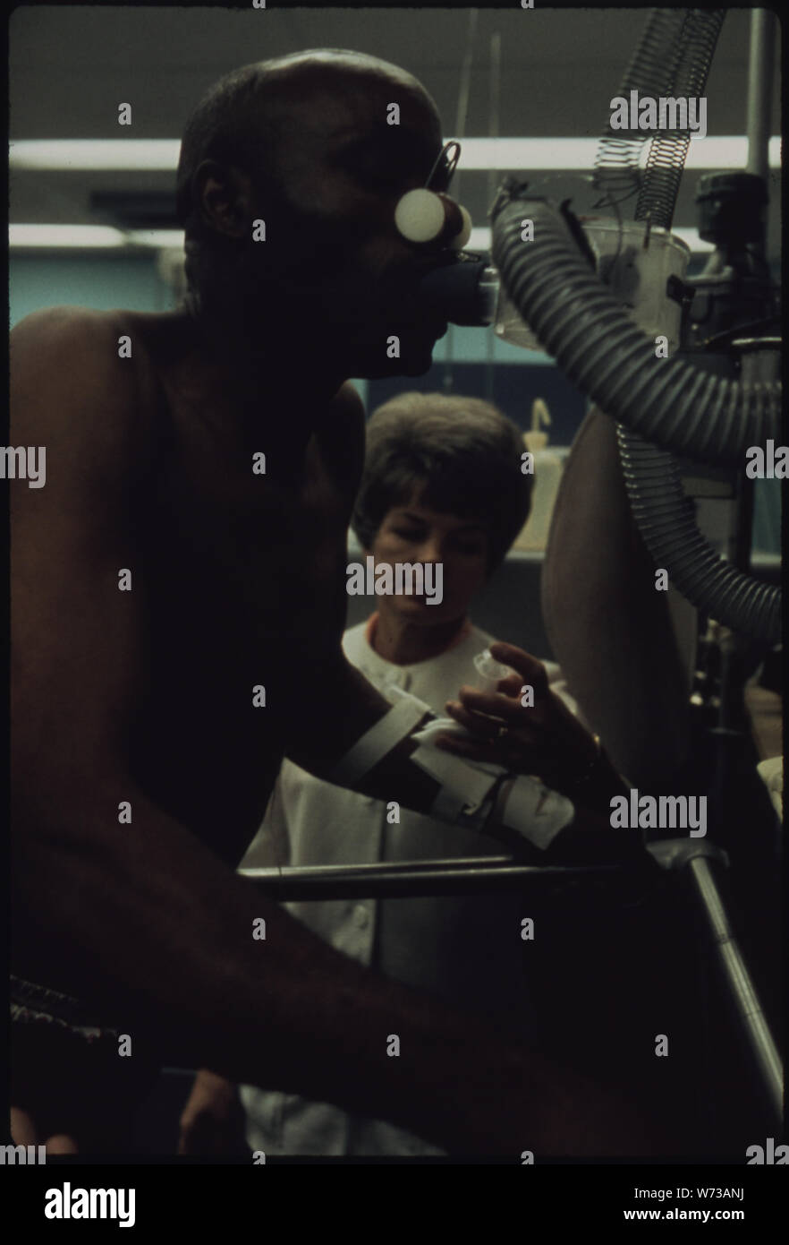 TONY MURPHY A SA CAPACITÉ PULMONAIRE TESTÉS EN MARCHANT SUR UN TAPIS ROULANT À LA BLACK LUNG LABORATOIRE DE L'HÔPITAL RÉGIONAL DES APPALACHES DANS LA RÉGION DE BECKLEY, WEST VIRGINIA. L'HÔPITAL UTILISE D'AUTRES MÉTHODES D'ESSAI CONNUS TELS QUE LA SURVEILLANCE DU RYTHME CARDIAQUE ET UN ÉCHANTILLON DE SANG VÉRIFIER L'oxygène. Un mineur AVEC UNE FAMILLE DE DIX ENFANTS, MURPHY TRAVAILLE POUR L'ÎLE CREEK COAL COMPANY DANS LE COMTÉ DE LOGAN Banque D'Images