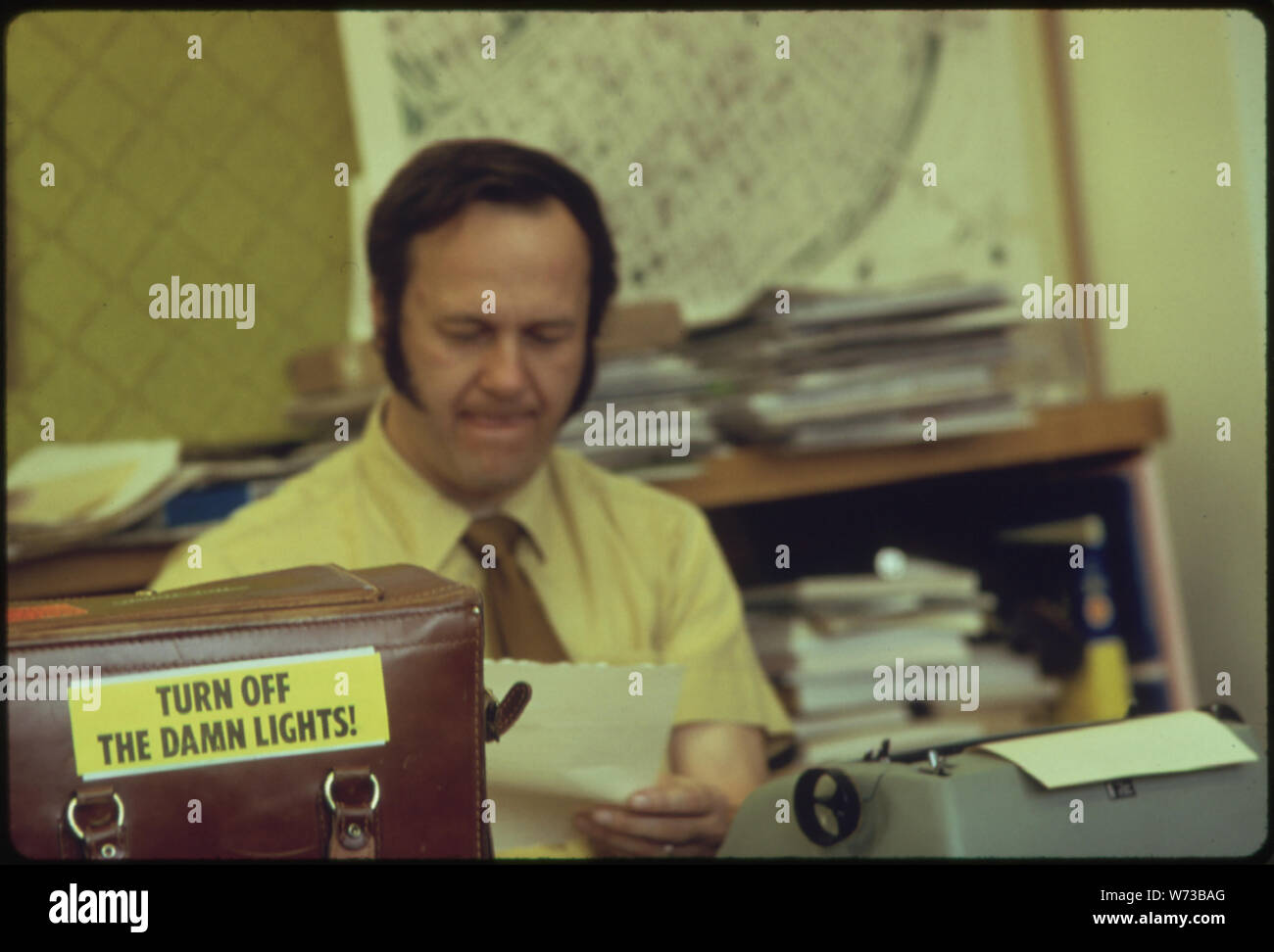 Désactiver la putain de miroir AUTOCOLLANTS FEUX LA GRAVITÉ DE LA SITUATION ÉNERGÉTIQUE DE L'OREGON À L'automne 1973. Cet autocollant, DANS UN BUREAU D'AFFAIRES DE PORTLAND, A ÉTÉ UTILISÉ DANS LES ANNONCES DE JOURNAUX AINSI QU'À LA TÉLÉVISION, les panneaux publicitaires et les pare-chocs de voiture Banque D'Images