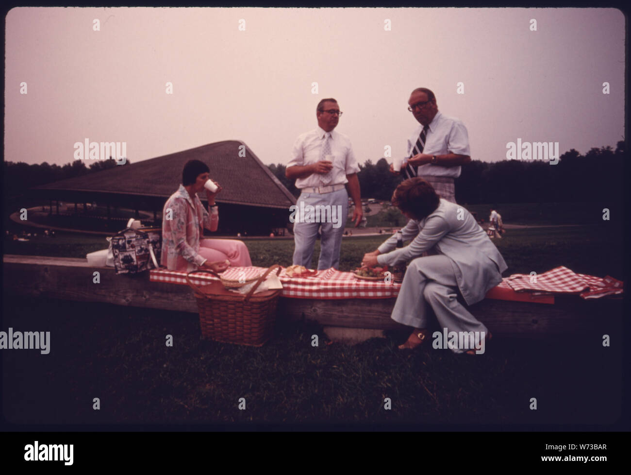 Deux couples PIQUE-NIQUE AVANT UN CONCERT AU BLOSSOM MUSIC CENTER, près de Akron, Ohio. Le NORTHHAMPTON SITE EST LA RÉSIDENCE D'ÉTÉ DE L'ORCHESTRE SYMPHONIQUE DE CLEVELAND ET A ÉTÉ LE THÉÂTRE DE NOMBREUSES PRÉSENTATIONS PAR TEMPS CHAUD DEPUIS son ouverture en 1968. Le MUSIC CENTER EST SITUÉ À LA 30 000 acres Cuyahoga Valley National Recreation Area entre Akron et Cleveland. La vallée est le dernier grand terrain ouvert non développées ENTRE LES DEUX RÉGIONS MÉTROPOLITAINES Banque D'Images