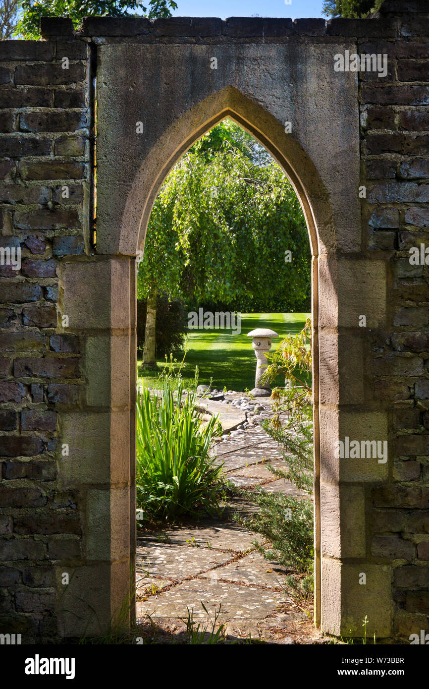 Arche de pierre gothique en jardin anglais, Angleterre Banque D'Images