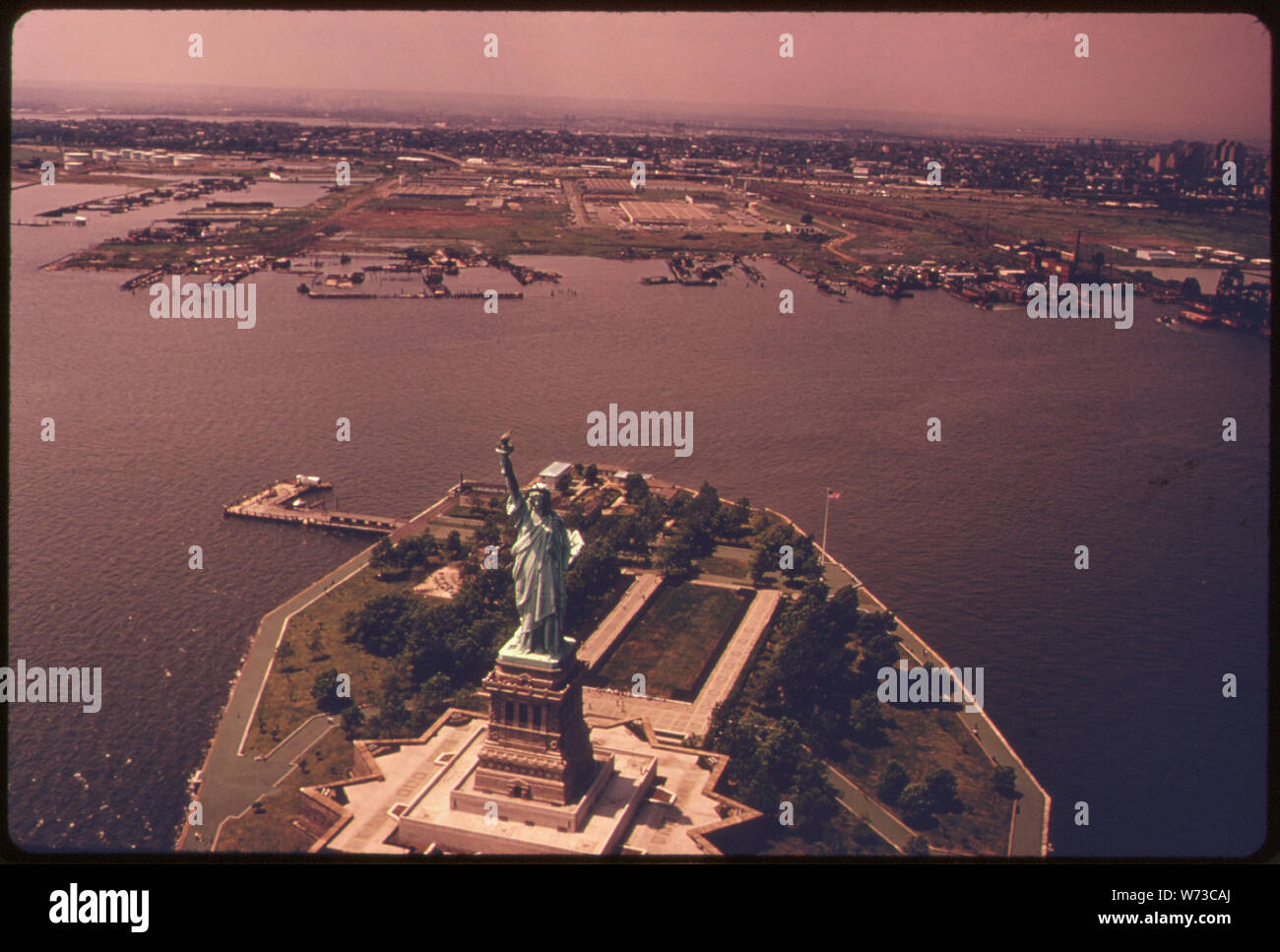 UPPER NEW YORK BAY AVEC LA STATUE DE LA LIBERTÉ ET DE JERSEY CITY, NEW JERSEY, DANS L'ARRIÈRE-PLAN. La BAIE DE NEW YORK ET L'HUDSON RIVER SONT CONSIDÉRÉES COMME FAISANT PARTIE DE L'ADRIATIQUE À CAUSE DE L'INTERACTION ENTRE CES EAUX. Le golfe comprend 15 000 milles carrés de l'OCÉAN ET DU PLATEAU CONTINENTAL AU LARGE DES CÔTES DE NEW YORK ET DU NEW JERSEY. Le NEW YORK, NEW JERSEY RÉGION MÉTROPOLITAINE EST L'UN DES PLUS ENCOMBRÉS DANS LE MONDE. Près de NEW YORK CITY Banque D'Images