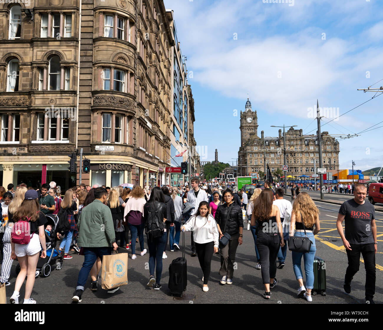 Les piétons qui traversent à la rue Princes Street à Édimbourg, Écosse, Royaume-Uni Banque D'Images