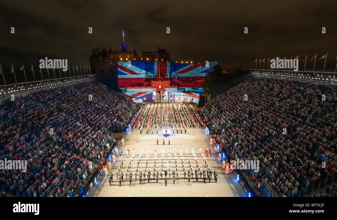 Le 2019 Royal Edinburgh Military Tattoo, effectuée sur l'esplanade au château d'Édimbourg. Voir d'esplanade de la finale avec l'ensemble de cast Banque D'Images