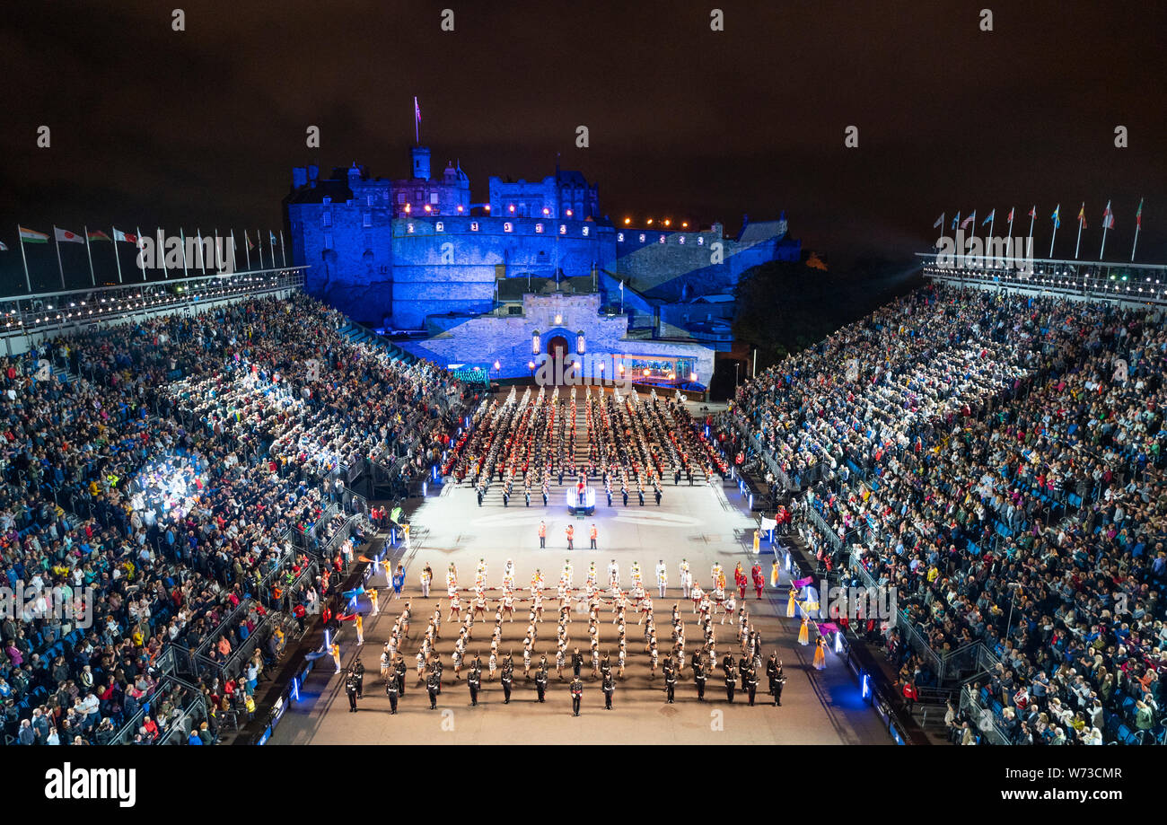 Le 2019 Royal Edinburgh Military Tattoo, effectuée sur l'esplanade au château d'Édimbourg. Voir d'esplanade de la finale avec l'ensemble de cast Banque D'Images