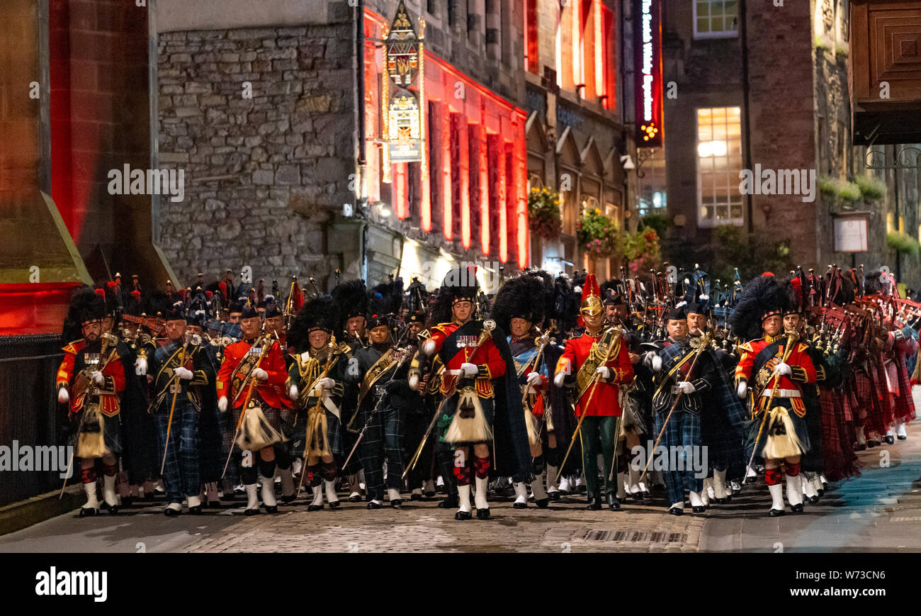 Le 2019 Royal Edinburgh Military Tattoo, effectuée sur l'esplanade au château d'Édimbourg. Les corps de cornemuses et tambours à pied vers le bas du Royal Mile Banque D'Images