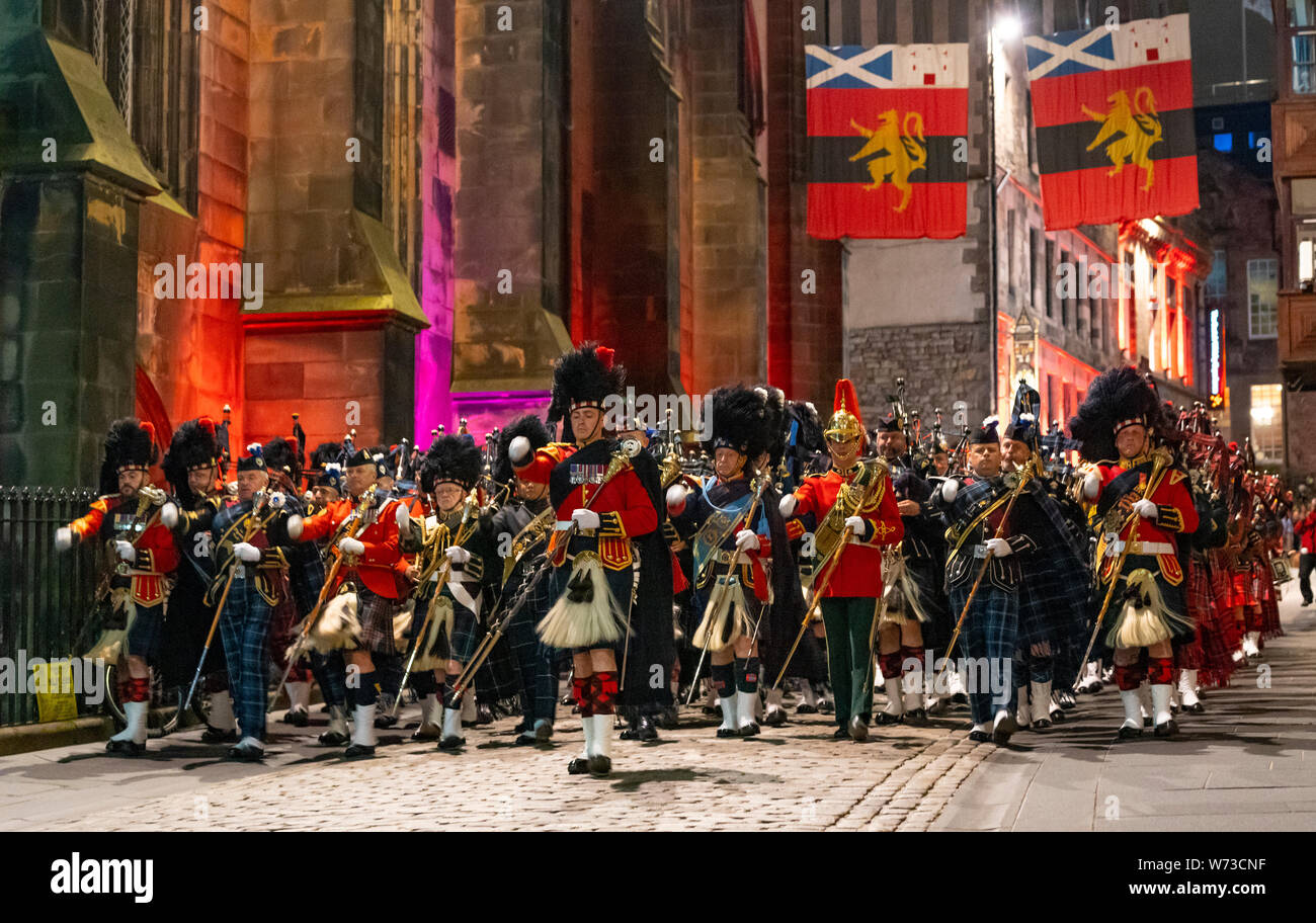 Le 2019 Royal Edinburgh Military Tattoo, effectuée sur l'esplanade au château d'Édimbourg. Les corps de cornemuses et tambours à pied vers le bas du Royal Mile Banque D'Images