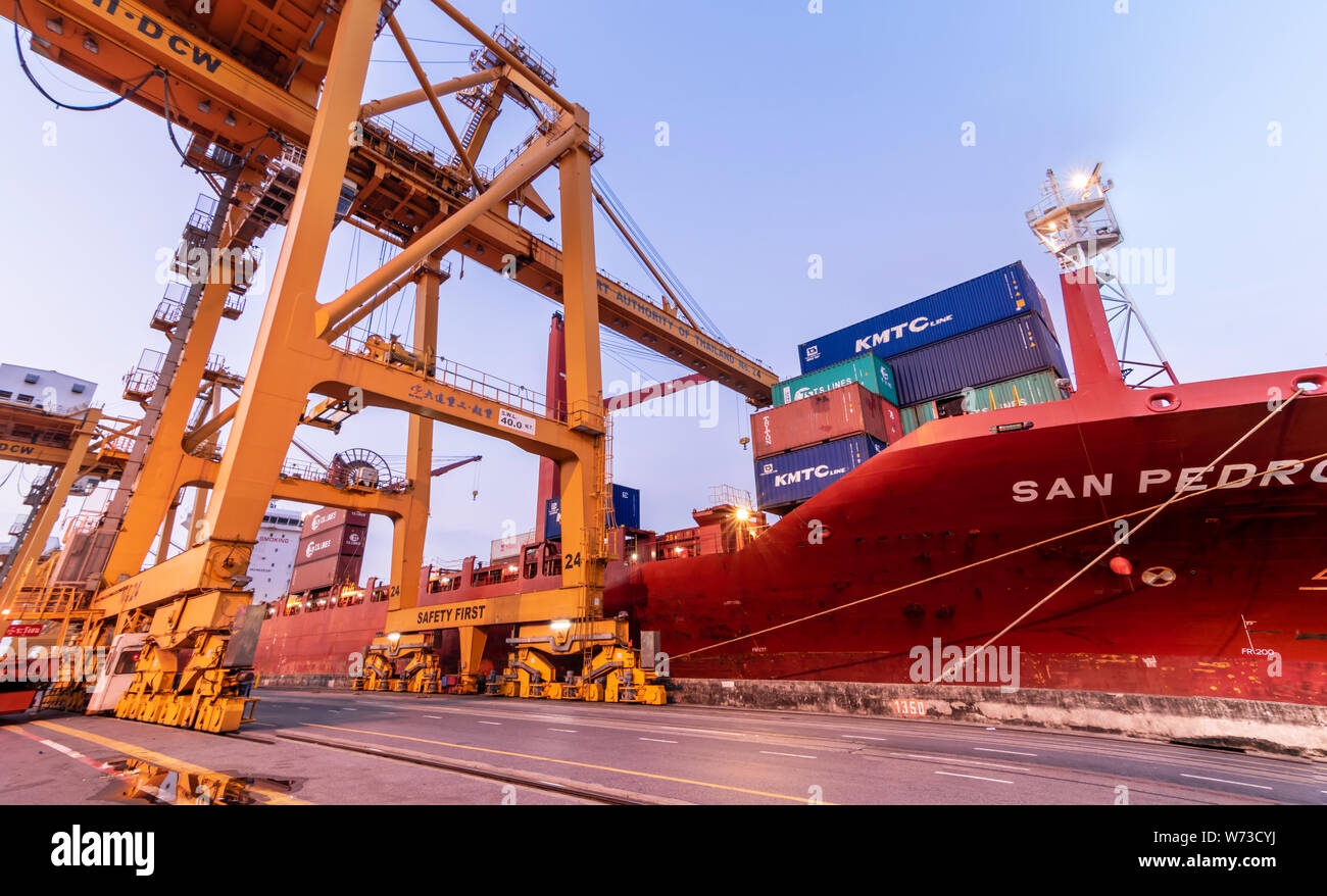 BANGKOK, THAÏLANDE - 19 mai 2019 : transport de fret en conteneurs navire Khlong Toei Port Authority of Thailand (PAT)port. Tradewar , Logis Banque D'Images