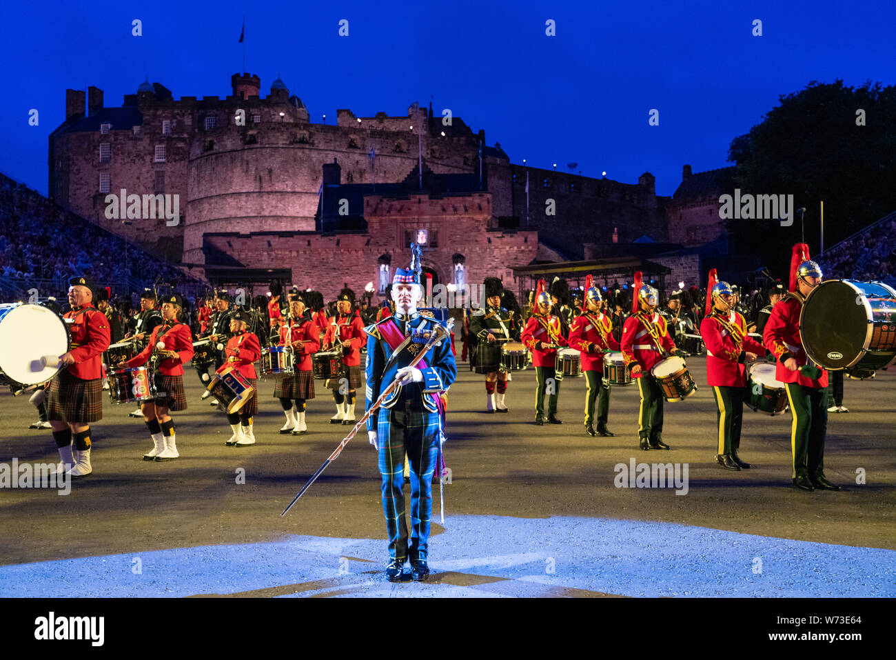 Le 2019 Royal Edinburgh Military Tattoo, effectuée sur l'esplanade au château d'Édimbourg. Les corps de cornemuses et tambours Banque D'Images