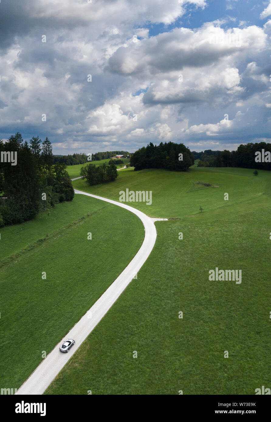 Route avec belle courbe en S dans la campagne à l'été Banque D'Images