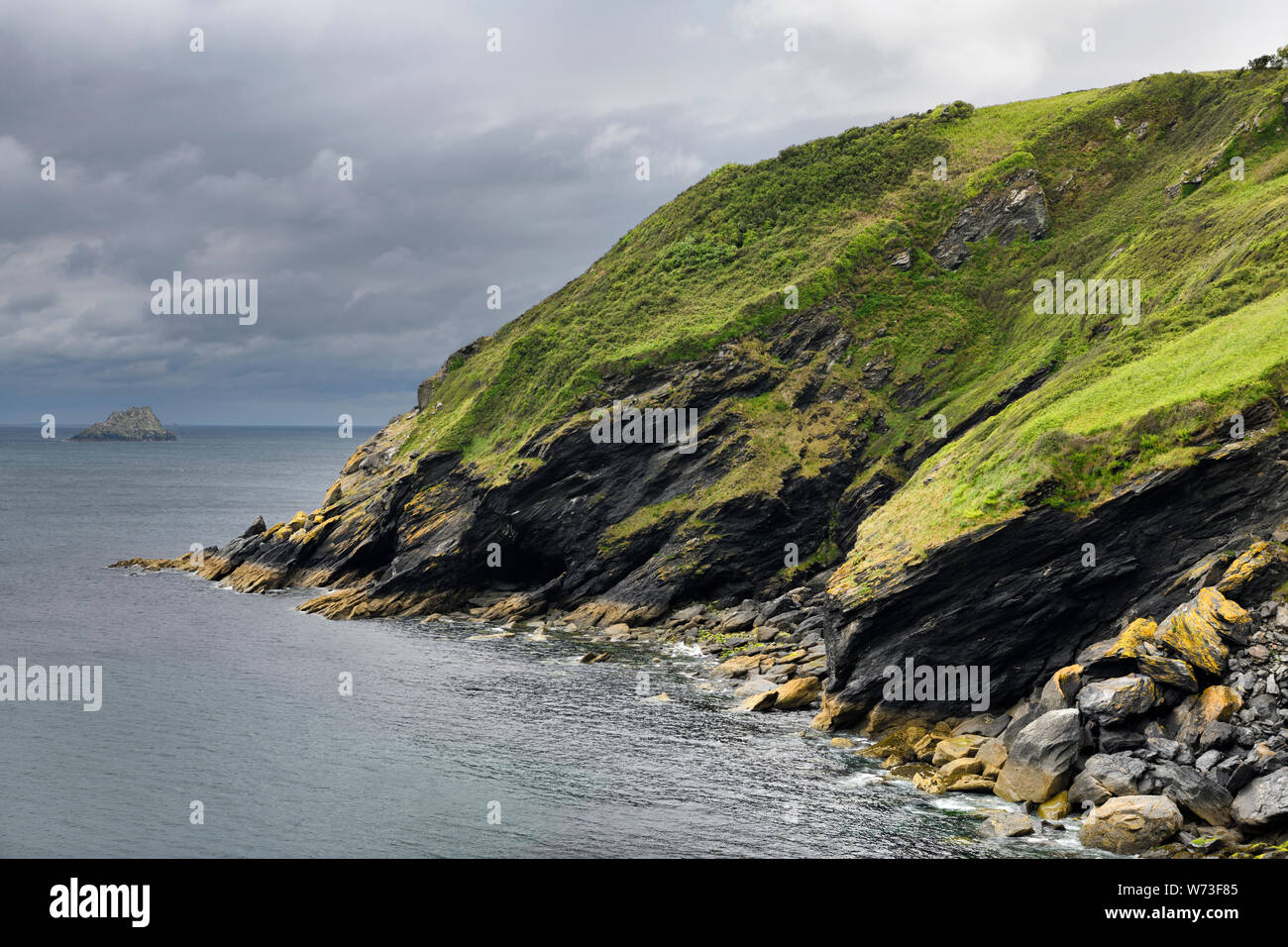 Les falaises et la mer au sud de l'île Portloe dans près de Veryan sur le Littoral du patrimoine Roseland sur l'océan Atlantique, l'Angleterre Cornwall Banque D'Images