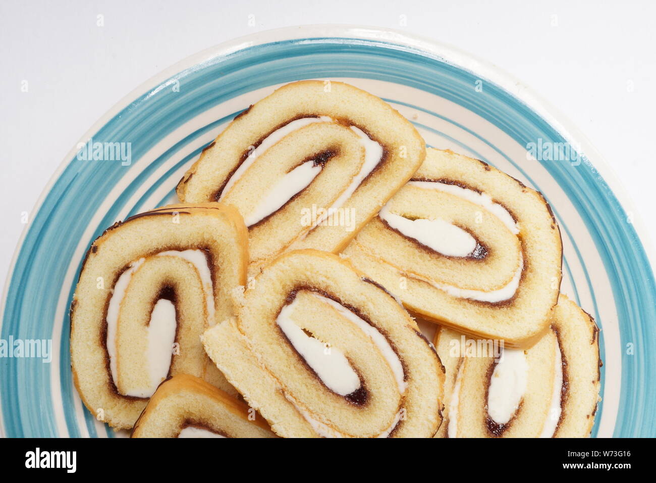 Les biscuits délicieux rouleau une plaque bleue Banque D'Images
