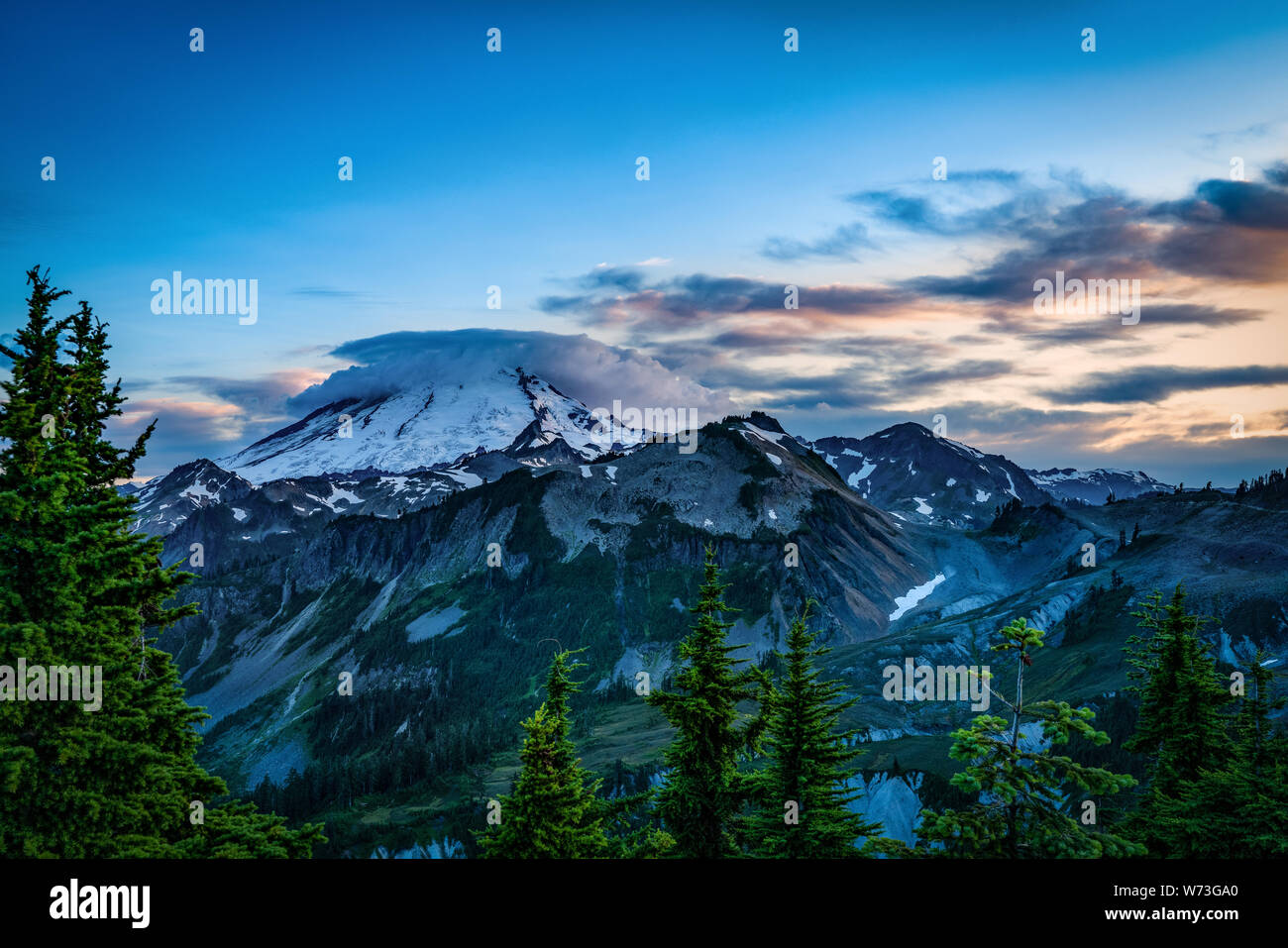 MT BAKER NATIONAL FOREST LE COUCHER DU SOLEIL LE JOUR NUAGEUX Banque D'Images