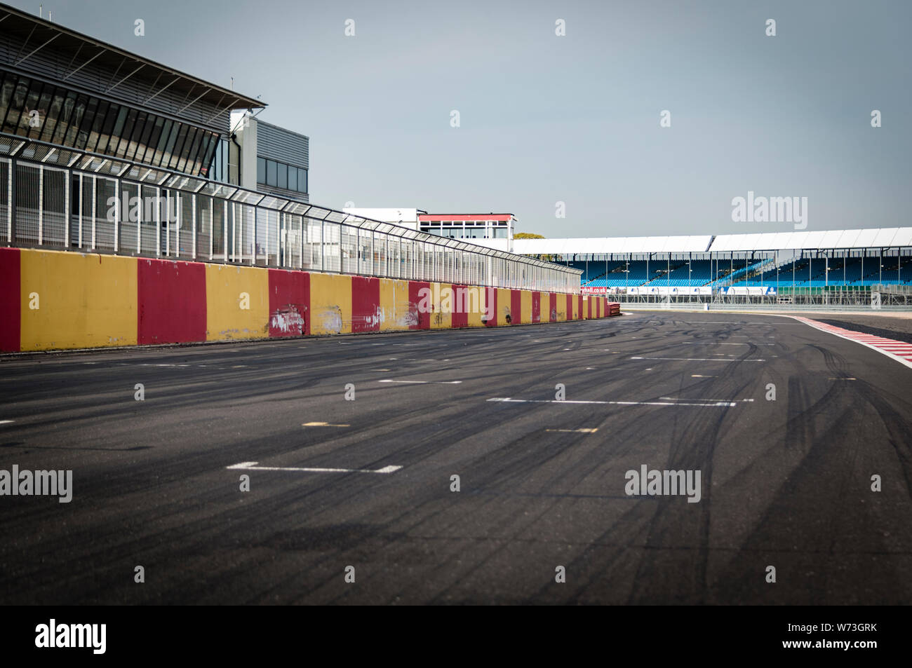 Un tir bas de la piste déserte à Silverstone, pris en face de l'original sur la voie des stands Stands nationaux tout droit. Banque D'Images