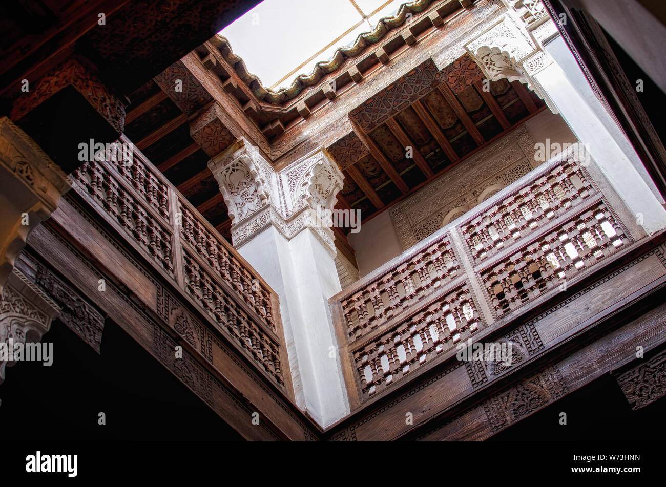 Medersa Ben Youssef - Marrakech, Maroc. Bois de cèdre sculpté, en stuc peint élégant et plafond en bois. Banque D'Images
