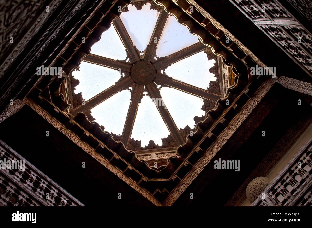 Medersa Ben Youssef - Marrakech, Maroc. Toit vitré pour illuminer l'intérieur de lumière naturelle. Banque D'Images