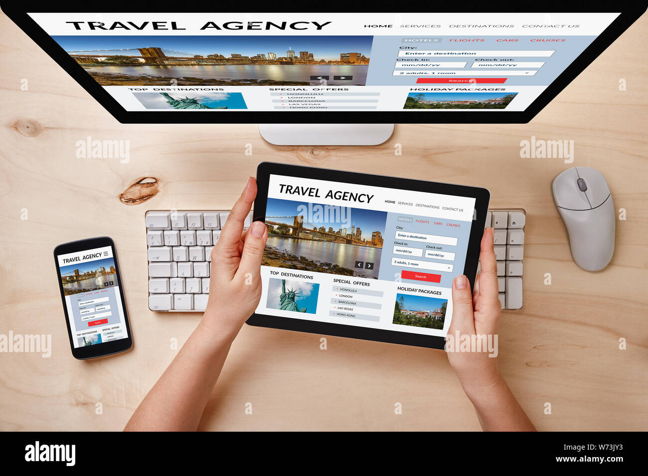 Agence de voyages concept sur ordinateur, tablette et smartphone écran sur table en bois. Vue de dessus de dispositifs adaptés. Banque D'Images