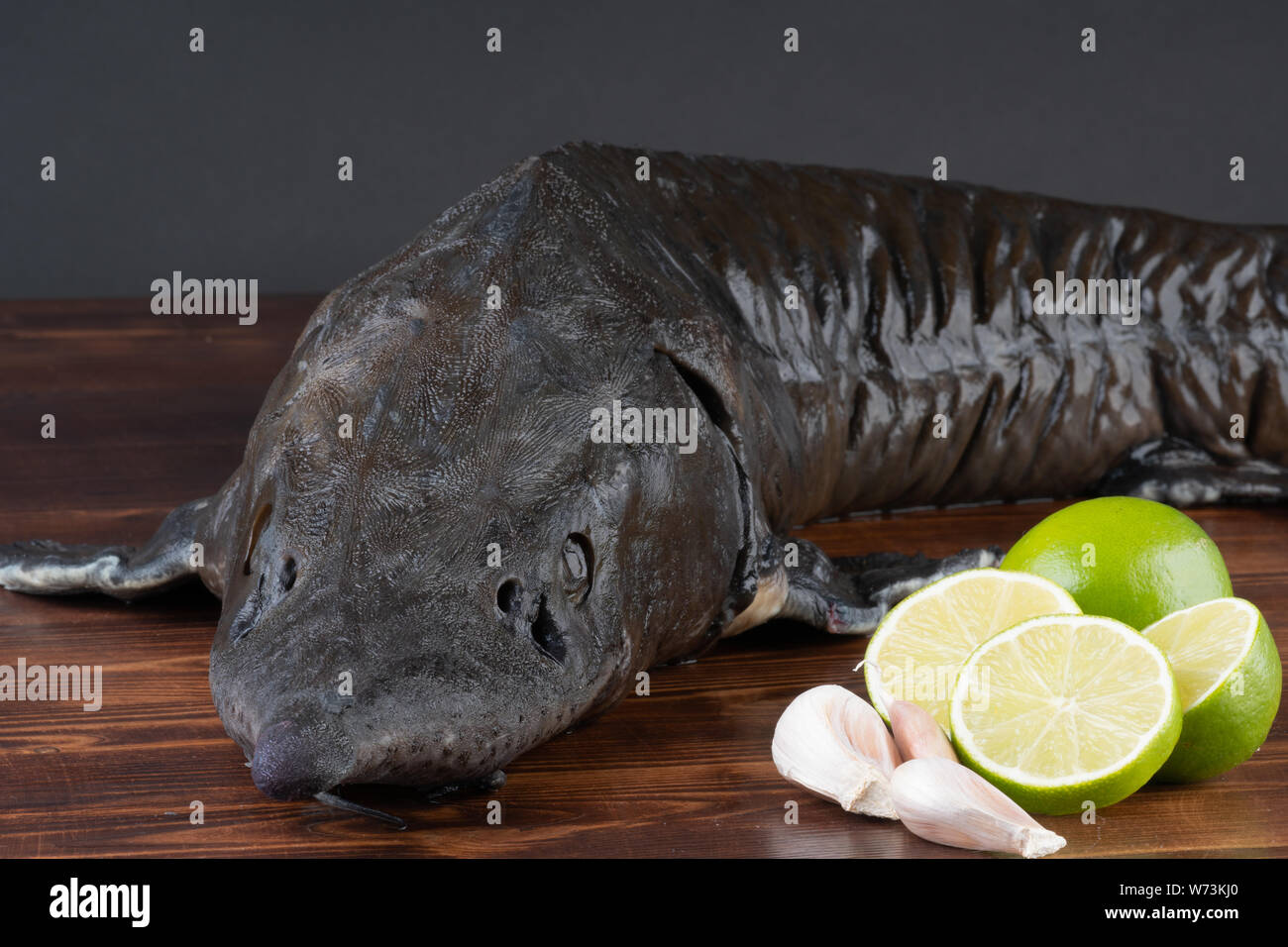 Matières premières fraîches poisson esturgeon sur la table avec l'ail poivre citron. clouse jusqu Banque D'Images