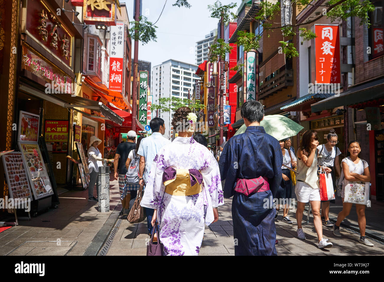 Un homme japonais et femme couple en yukata (kimono d'été) à pied à travers  les rues du quartier Chinois de Yokohama sur une journée ensoleillée Photo  Stock - Alamy