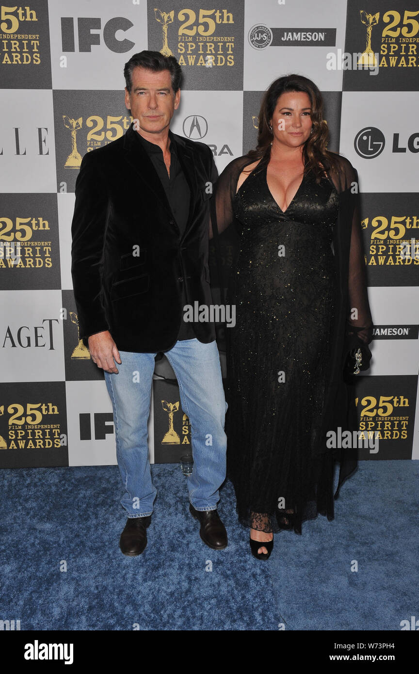 LOS ANGELES, CA. 05 mars 2010 : Pierce Brosnan & Keely Brosnan au 25e anniversaire du Film Independent Spirit Awards à l'A.L. Pont de l'événement en direct dans le centre-ville de Los Angeles. © 2010 Paul Smith / Featureflash Banque D'Images