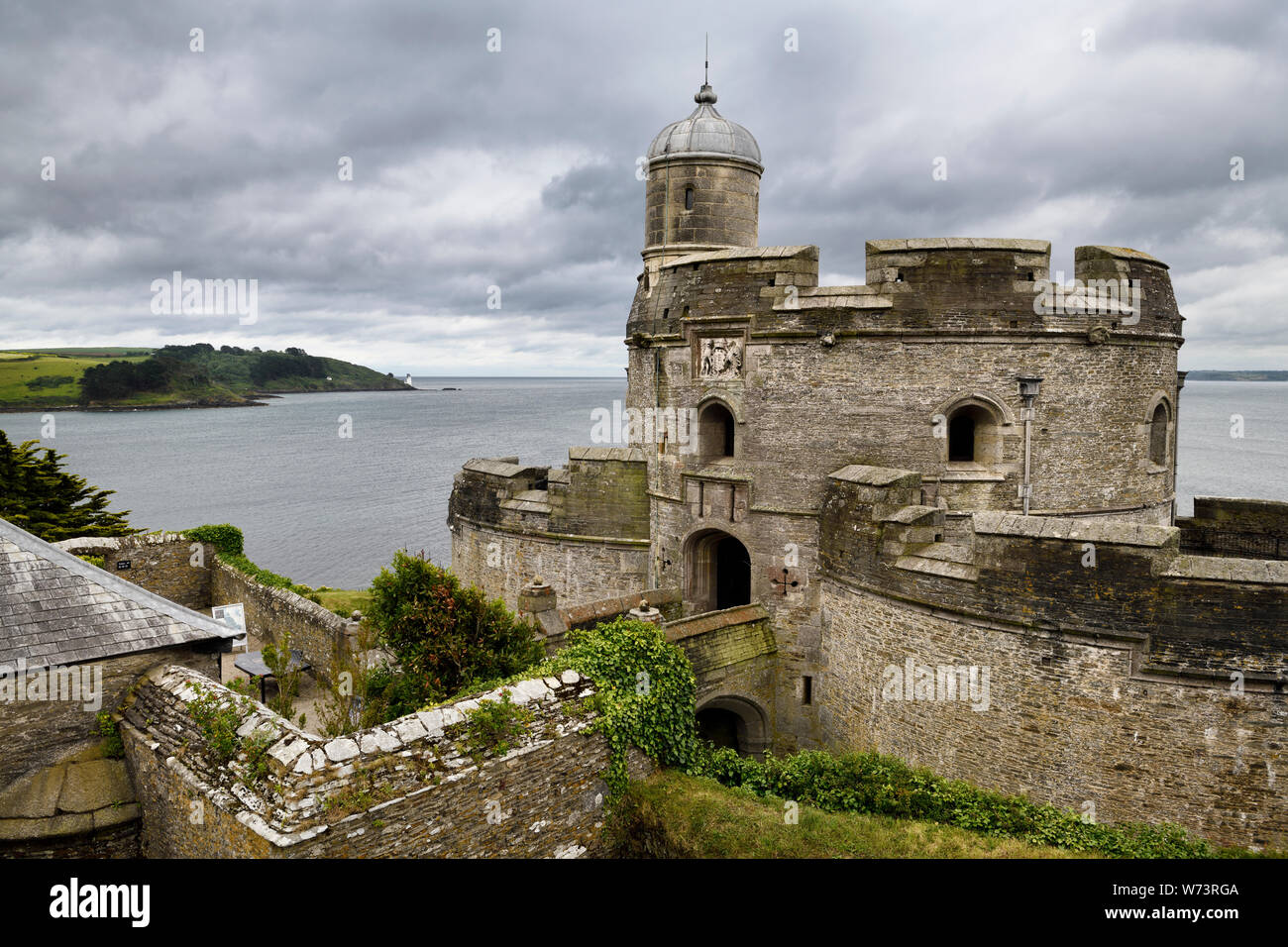 St Mawes château forteresse à la recherche de St Andrews le phare sur la côte de Carrick Roads et l'océan Atlantique dans la péninsule de Roseland Cornwall Angleterre Banque D'Images