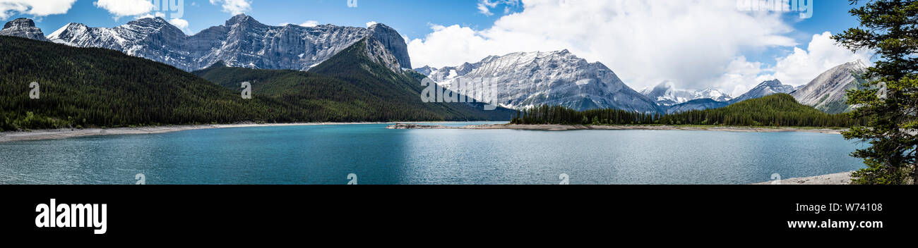 Vue panoramique sur les Rocheuses canadiennes dans la région de Kananaskis, Alberta, Canada Banque D'Images