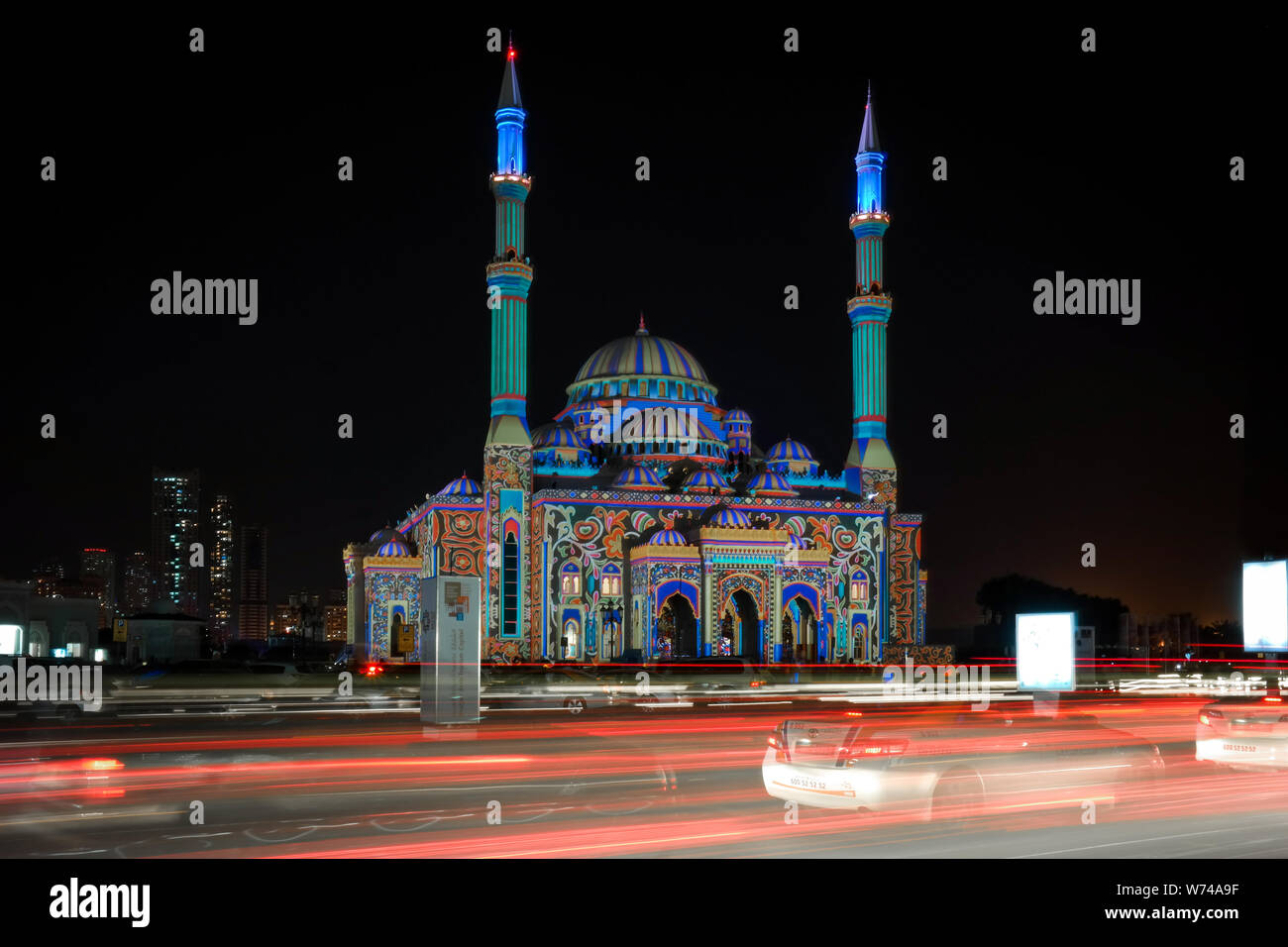 Belles lumières colorées avec des modèles de l'Est affiche sur une mosquée dans la ville - Beau Sharjah lights festival Banque D'Images