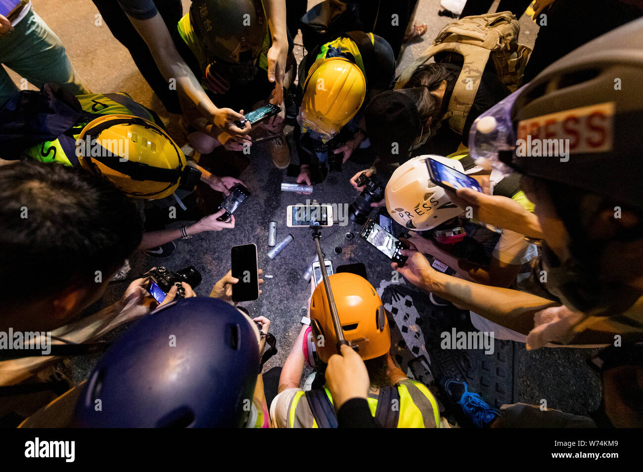 Appuyez sur faire des photos des différentes munitions utilisées par la police anti-émeute pour disperser les manifestants pendant les protestations.manifestants pro-démocratie ont continué de rassemblements hebdomadaires dans les rues de Hong Kong contre un projet de loi sur l'extradition controversée depuis le 9 juin, comme la ville plongée dans l'après crise des vagues de manifestations et de plusieurs affrontements violents. Le chef de l'exécutif de Hong Kong Carrie Lam s'est excusé d'avoir présenté le projet de loi et les a déclarés "morts", mais les manifestants ont continué à attirer les foules avec des demandes de démission de la Lam et retirer complètement la loi. Banque D'Images