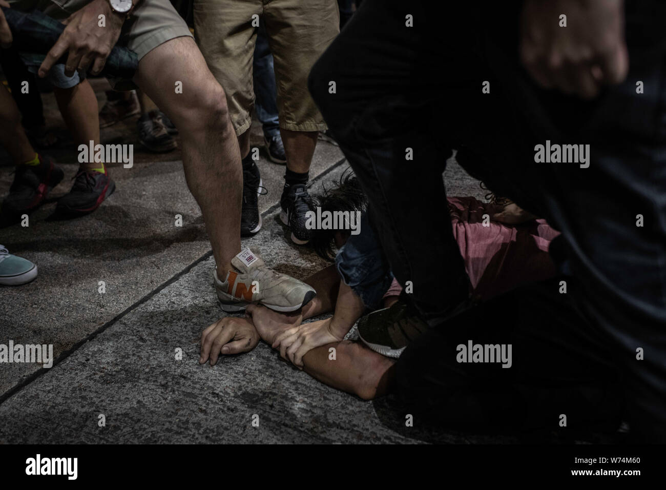 Un homme a les mains liés dans une tentative d'arrêter de filmer les manifestants pendant la manifestation.les manifestants pro-démocratie ont continué de rassemblements hebdomadaires dans les rues de Hong Kong contre un projet de loi sur l'extradition controversée depuis le 9 juin, comme la ville plongée dans l'après crise des vagues de manifestations et de plusieurs affrontements violents. Le chef de l'exécutif de Hong Kong Carrie Lam s'est excusé d'avoir présenté le projet de loi et les a déclarés "morts", mais les manifestants ont continué à attirer les foules avec des demandes de démission de la Lam et retirer complètement la loi. Banque D'Images