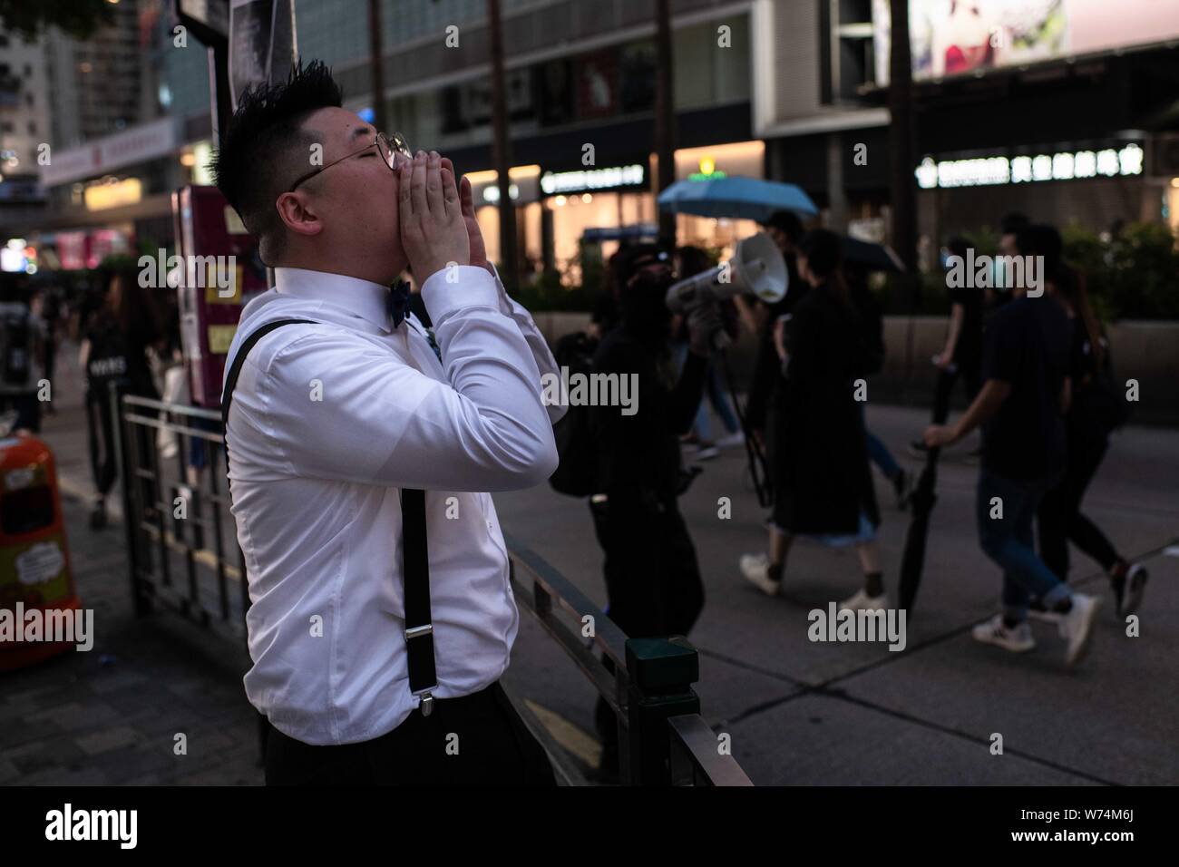 Un homme pour un mariage cris, saluant les manifestants, pendant la manifestation.les manifestants pro-démocratie ont continué de rassemblements hebdomadaires dans les rues de Hong Kong contre un projet de loi sur l'extradition controversée depuis le 9 juin, comme la ville plongée dans l'après crise des vagues de manifestations et de plusieurs affrontements violents. Le chef de l'exécutif de Hong Kong Carrie Lam s'est excusé d'avoir présenté le projet de loi et les a déclarés "morts", mais les manifestants ont continué à attirer les foules avec des demandes de démission de la Lam et retirer complètement la loi. Banque D'Images