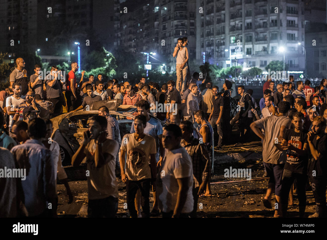 Le Caire, Égypte. Le 05 août, 2019. Les gens se tenir en face de l'Institut national du cancer après une explosion. Selon le ministère de la santé, au moins 17 personnes sont mortes et 26 blessées. Credit : Oliver Weiken/dpa/Alamy Live News Banque D'Images