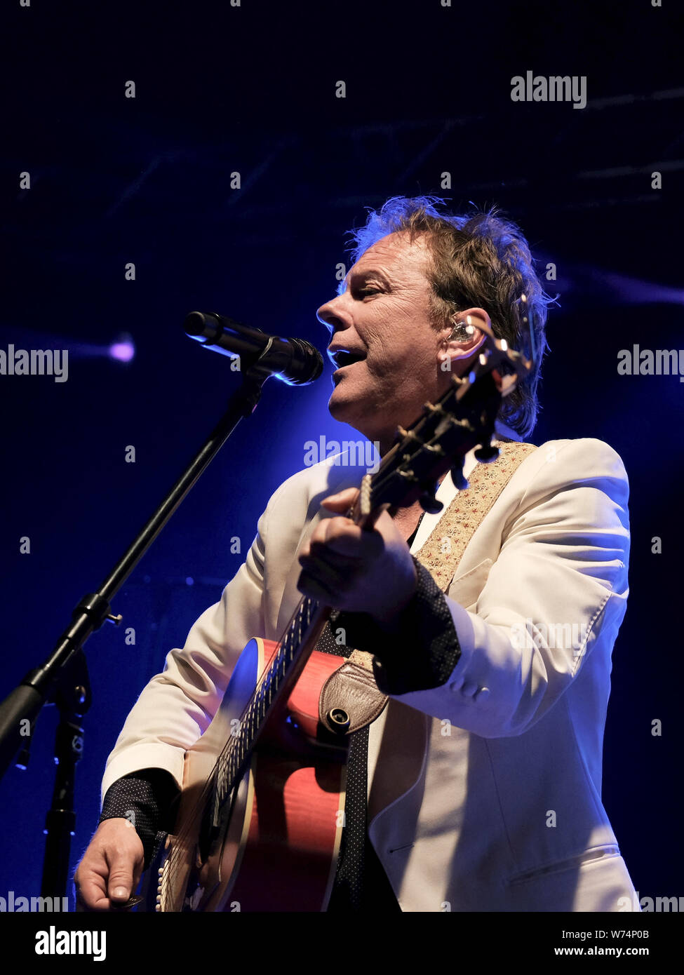 Emmy award winner Golden Globe, acteur et musicien canadien Kiefer William Frederick Dempsey George Rufus Sutherland alias Kiefer Sutherland joue sur scène avec son groupe pendant 4 jour Festival Wickham dans le Hampshire. Banque D'Images