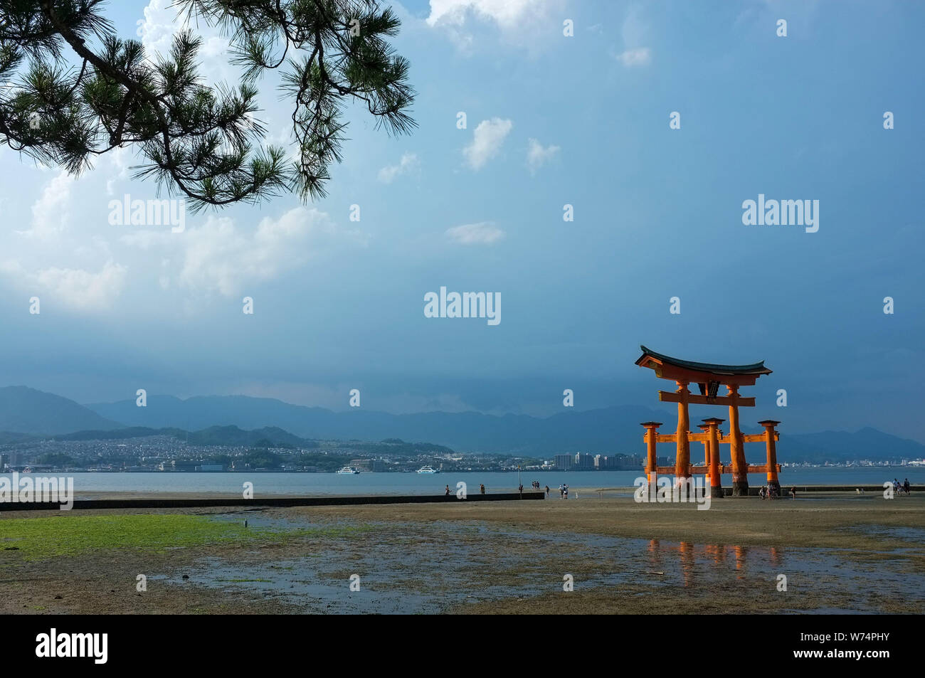 De torii à marée basse sur l'île de Miyajima Itsukushima, au Japon. Banque D'Images