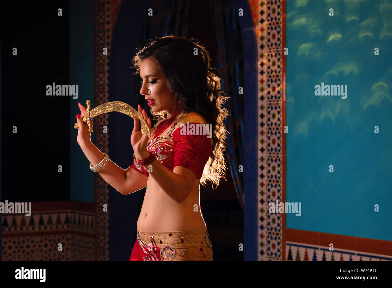 Danseuse du Ventre professionnelle Oriental dans carnival costume brillant avec de longs cheveux brillants et sains de la canne à sucre. Star exotiques de bellydance. Danseuse du Ventre Banque D'Images