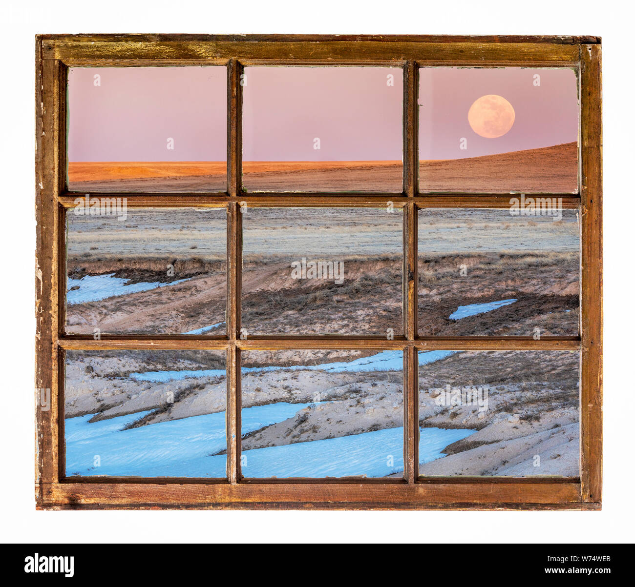Coucher du soleil et de la lune se lever sur prairie comme vu à partir d'une fenêtre à guillotine vintage Banque D'Images