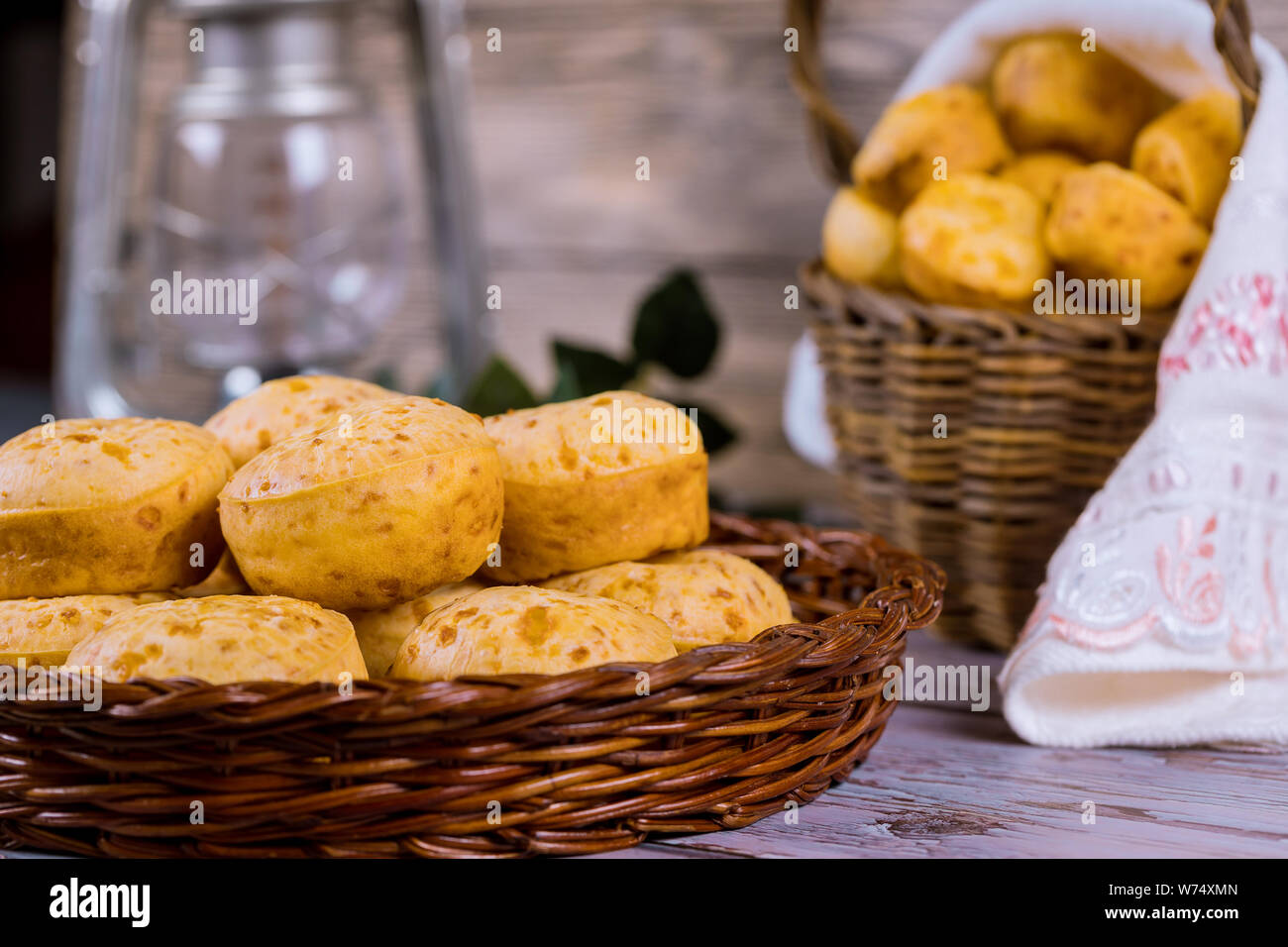 Pain au fromage, chipa brésilien dans le panier sur la table. Banque D'Images