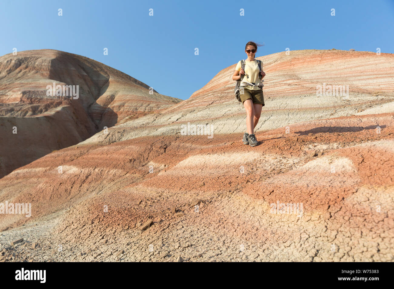 Explorer les montagnes fille Backpacker. Backpacker girl'explorer les montagnes Xizi , Azerbaïdjan. Banque D'Images