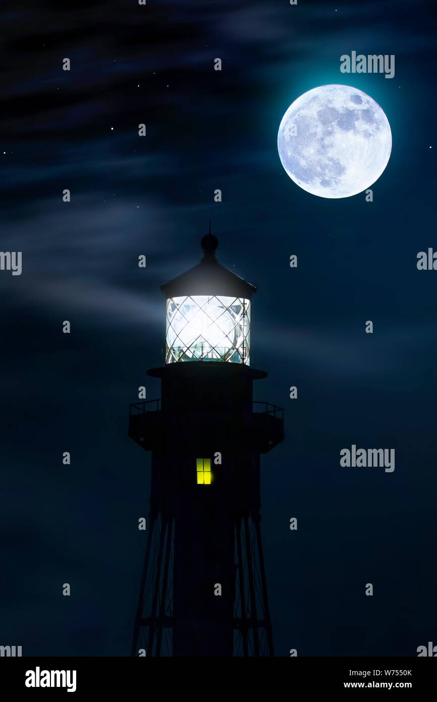 La pleine lune lueur vive sur l'Hillsboro Inlet Lighthouse en Floride du Sud. Banque D'Images La pleine lune lueur vive sur l'Hillsboro Inlet Lighthouse en Floride du Sud. Banque D'Images