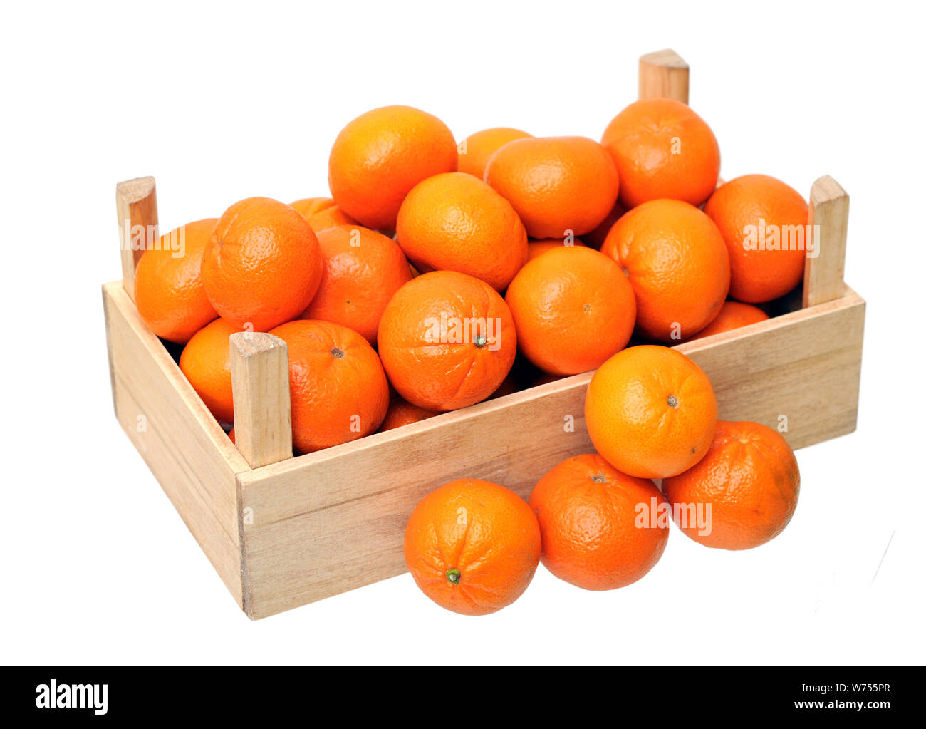 Mandarin clementine dans des caisses en bois isolé sur blanc Banque D'Images