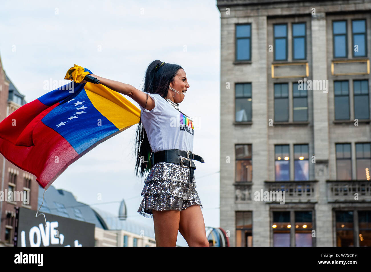 Amsterdam, Pays-Bas. Le 04 août, 2019. La chanteuse vénézuélienne,  songritten et actrice Mayre Martinez est vu tenant un drapeau vénézuélien.  La fin officielle - partie où il y a toujours une collection