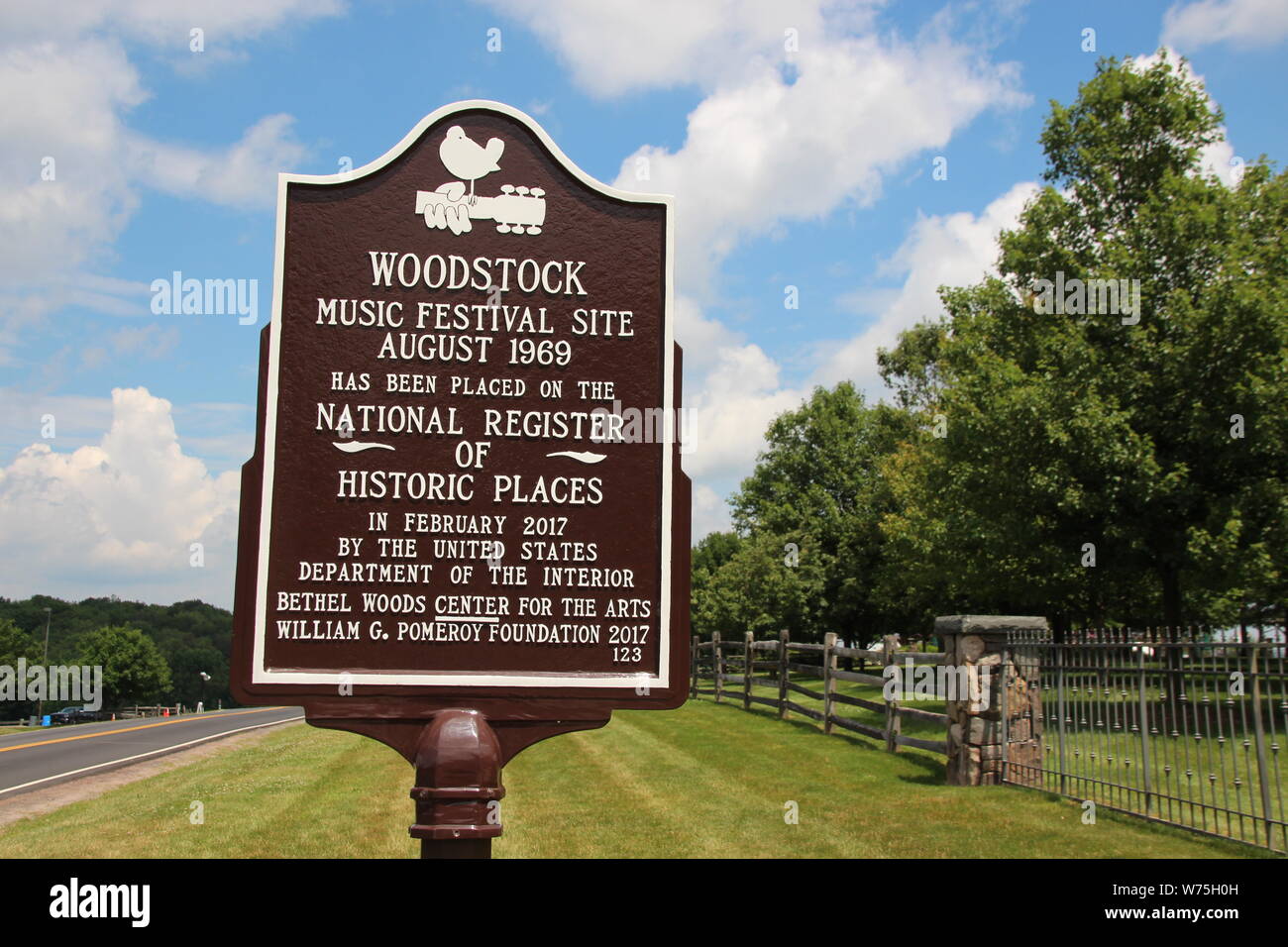 Béthel, USA. Le 06 juillet, 2019. Une plaque commémorative à l'endroit où le Festival de Woodstock a eu lieu il y a 50 ans. Entre la guerre du Vietnam et le mouvement des droits civils en 1969, autour de 400 000 personnes se sont réunies dans ce domaine dans l'état américain de New York et pour trois jours célébré pacifiquement à la musique de classe mondiale. Le Festival de Woodstock façonné toute une génération. (Dpa 'un week-end pour les livres d'histoire : 50 ans du Festival de Woodstock') Credit : Christina Horsten/dpa/Alamy Live News Banque D'Images