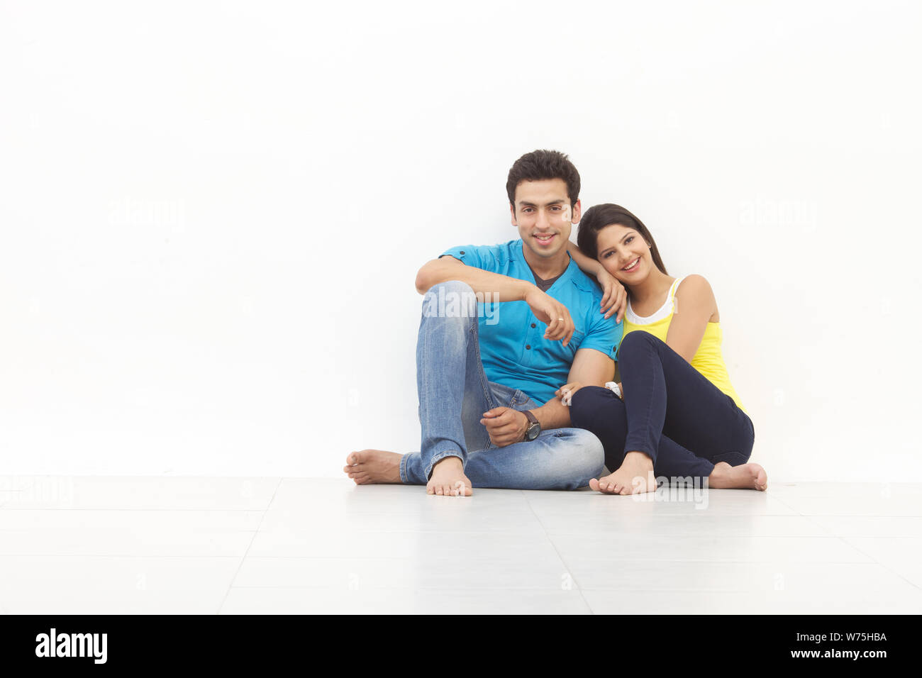 Young couple sitting on floor Banque D'Images
