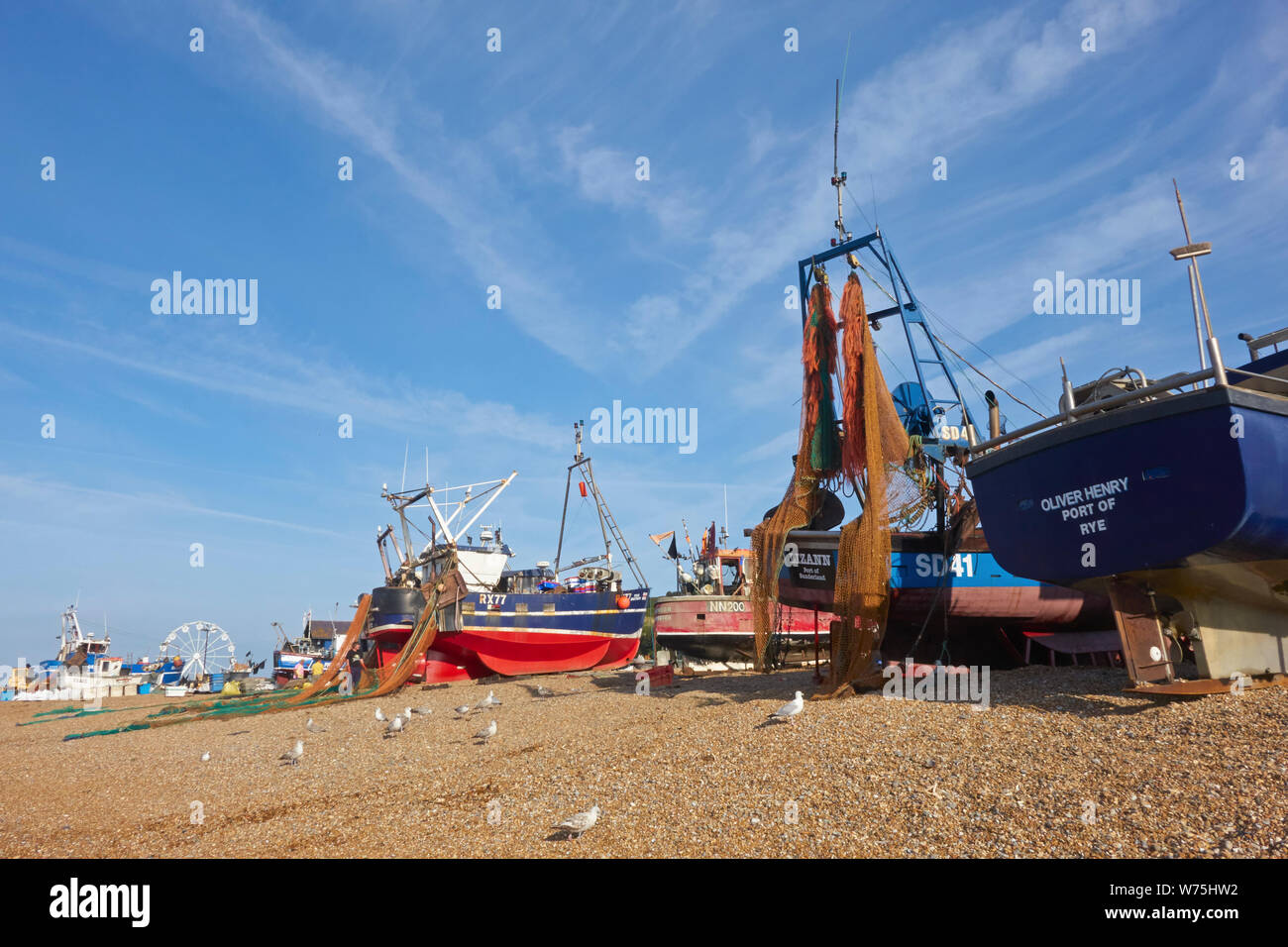 Bateaux de pêche colorés sur la vieille ville de Hastings Stade Fishermens beach, Rock-a-Nore, East Sussex, UK Banque D'Images