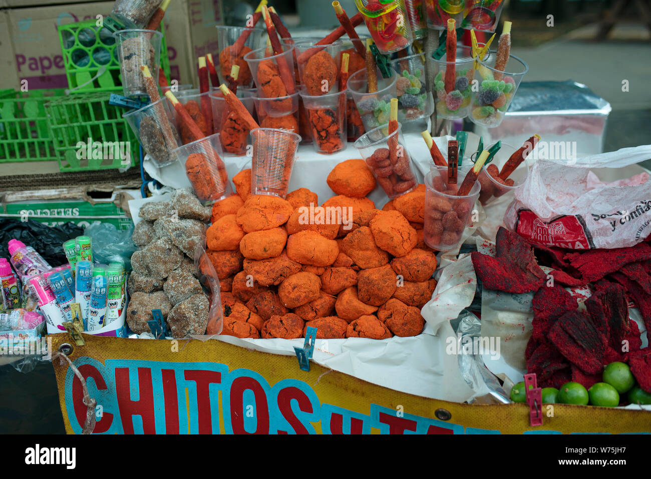 Sweet & Spicy Mexican des sucreries pour vente de fruits de tamarin. Avenida Paseo de la Reforma, Mexico, Mexique, CDMX. Jun 2019 Banque D'Images