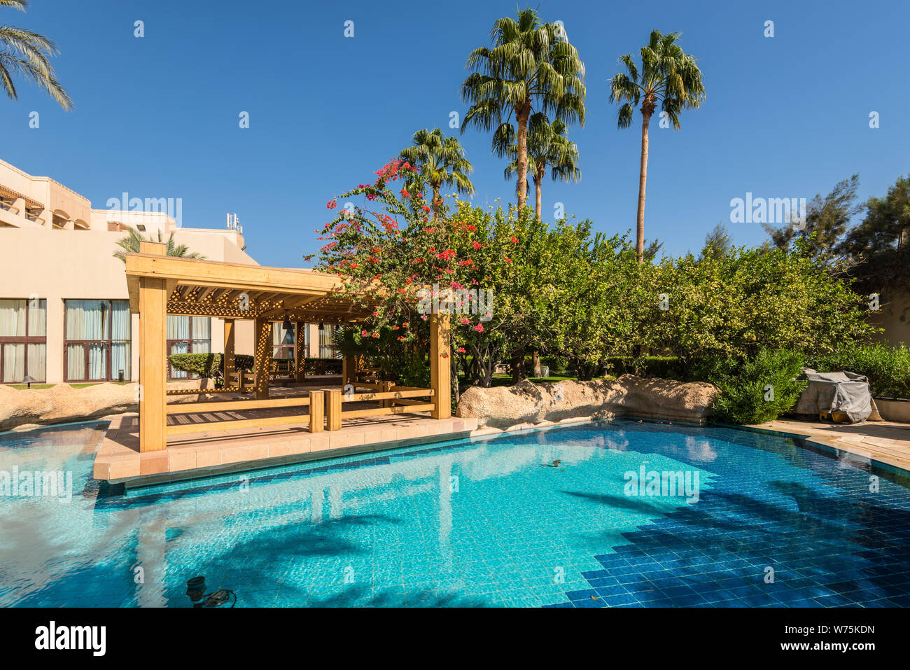 Aqaba, Jordanie - le 6 novembre 2017 : piscine près de la plage sur la mer Rouge dans le golfe d'Aqaba à l'hôtel InterContinental Aqaba en Jordanie, Jorda Banque D'Images
