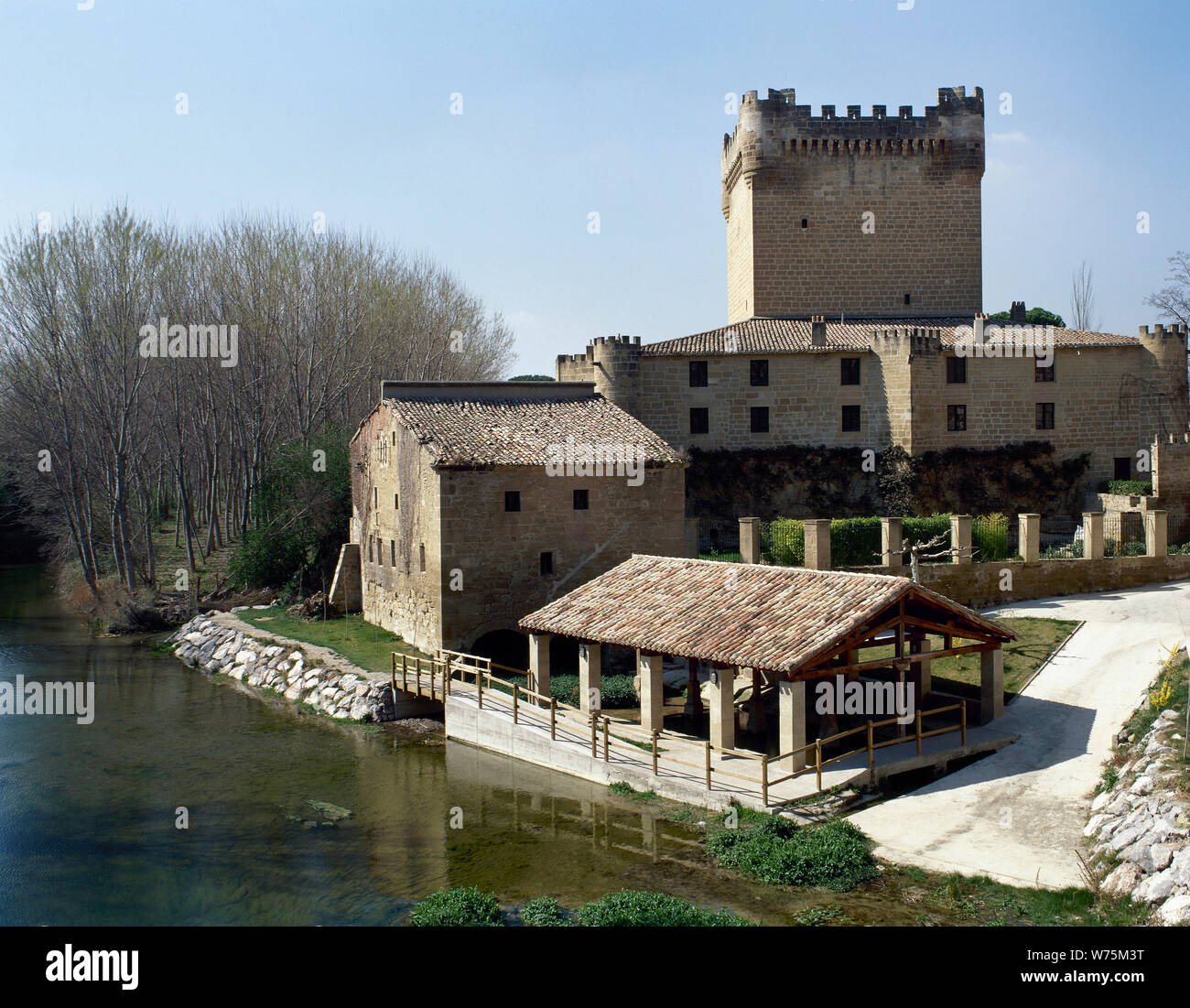 L'Espagne. La Rioja. Cuzcurrita del Rio Tiron. Château de Velasco (début 15e siècle) à côté de la rivière Tiron. Banque D'Images