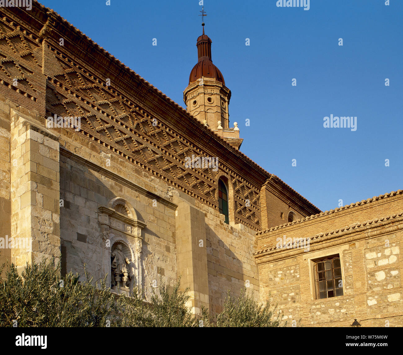 L'Espagne. La Rioja. Autol. Église de San Adrian et Santa Natalia. 16e siècle. Il a été construit avec des murs en brique de style mudéjar. Vue extérieure, détails architecturaux. Banque D'Images