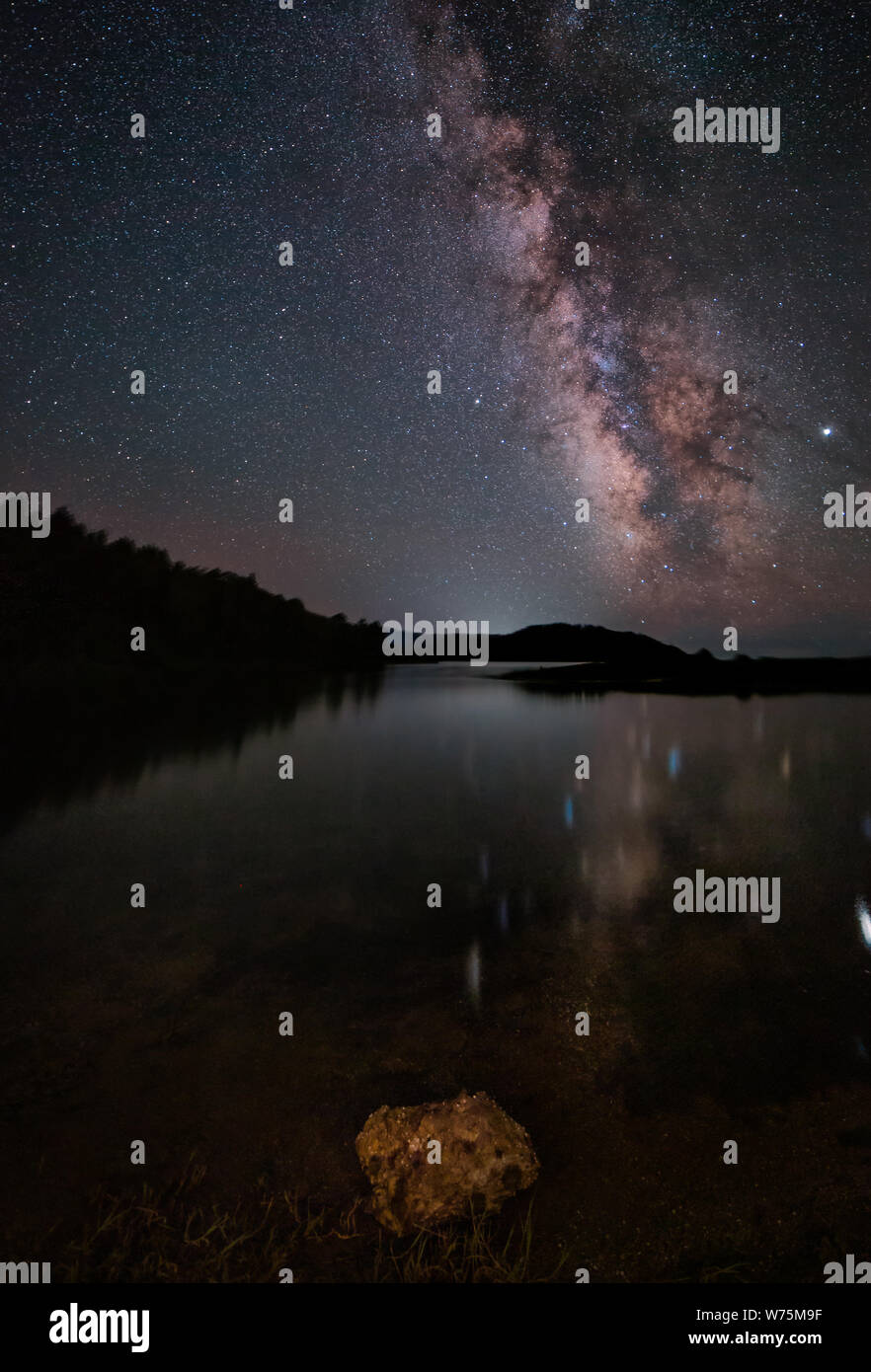 Voie Lactee Et Rose A La Montagne Nuit Paysage Colore Ciel Etoile Avec Des Collines De L Ete Bel Univers Arriere Plan De L Espace Avec Galaxie Tr Photo Stock Alamy Voie Lactee Et Rose A La Montagne Nuit Paysage Colore Ciel Etoile Avec Des Collines De L Ete Bel Univers Arriere Plan De L Espace Avec Galaxie Tr Photo Stock Alamy
