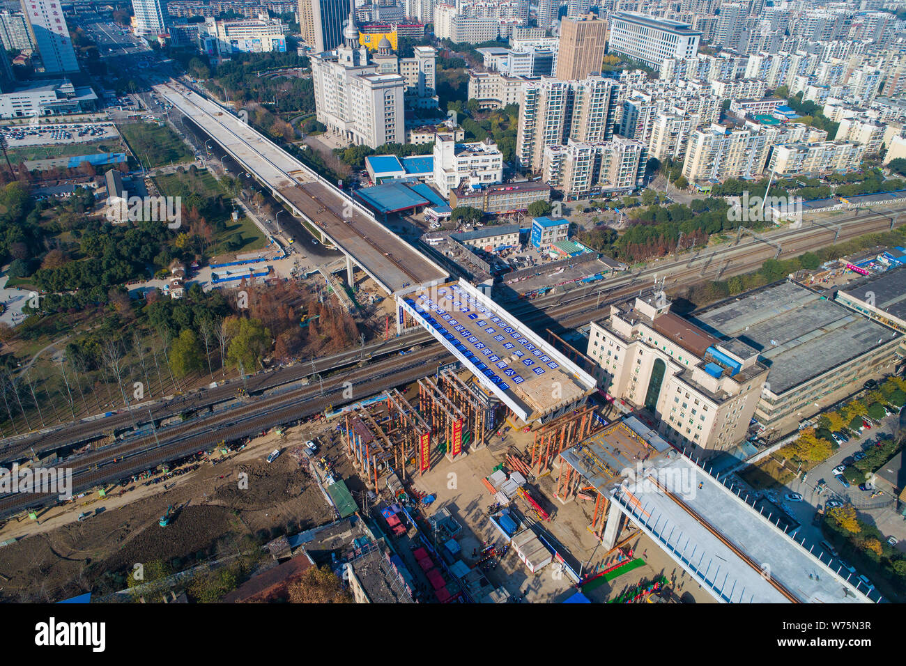 Un pont à poutre-caisson tourne dans le sens horaire sur un chemin de fer d'amarrer à la Avenue Hanjiang en construction à Wuhan, province du Hubei en Chine centrale Banque D'Images