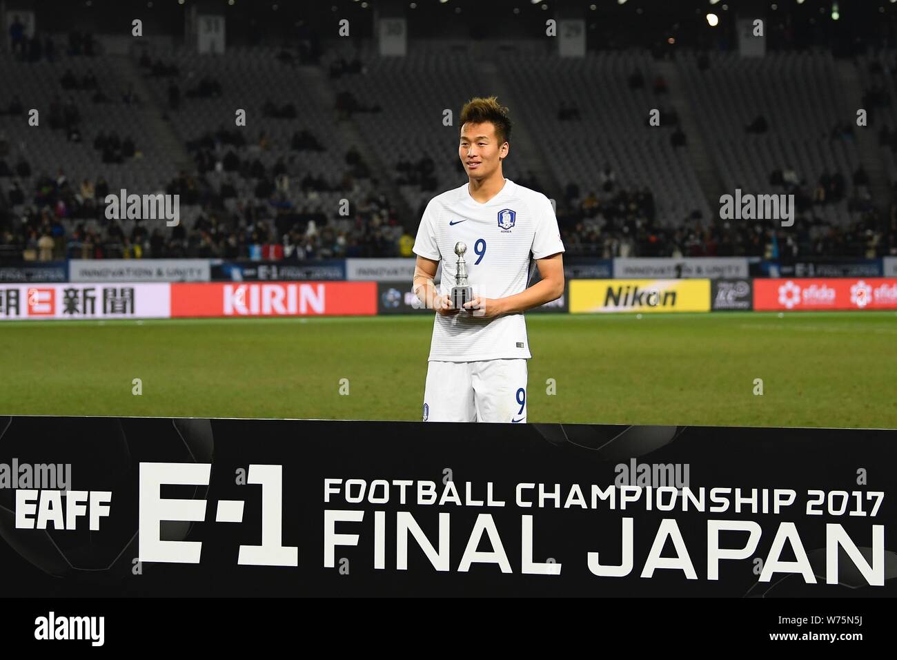 Shinwook Kim de Corée du Sud pose sur le podium après avoir battu le Japon au cours de la Men's match du championnat de football de l'EAFF E-1 au Japon Final Ajin Banque D'Images