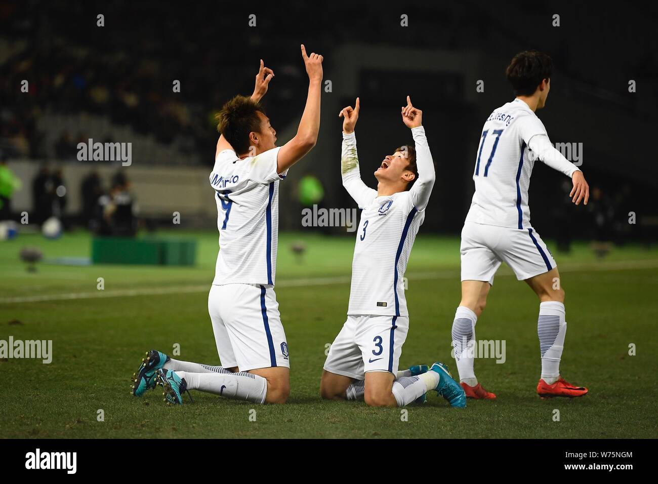 Kim Shinwook, gauche, et Kim Jinsu de Corée du Sud célébrer après avoir marqué un but contre le Japon au cours de la Men's match du champion de football de l'EAFF E-1 Banque D'Images